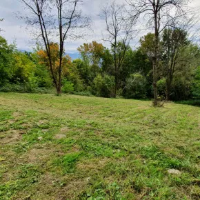 Fauchage d'une zone enherbée à Biviers