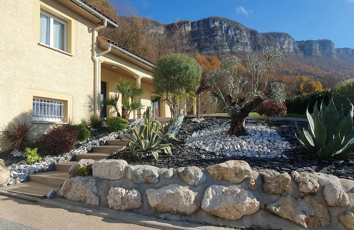 Entretien harmonieux d’un jardin à Saint-Ismier (Isère)